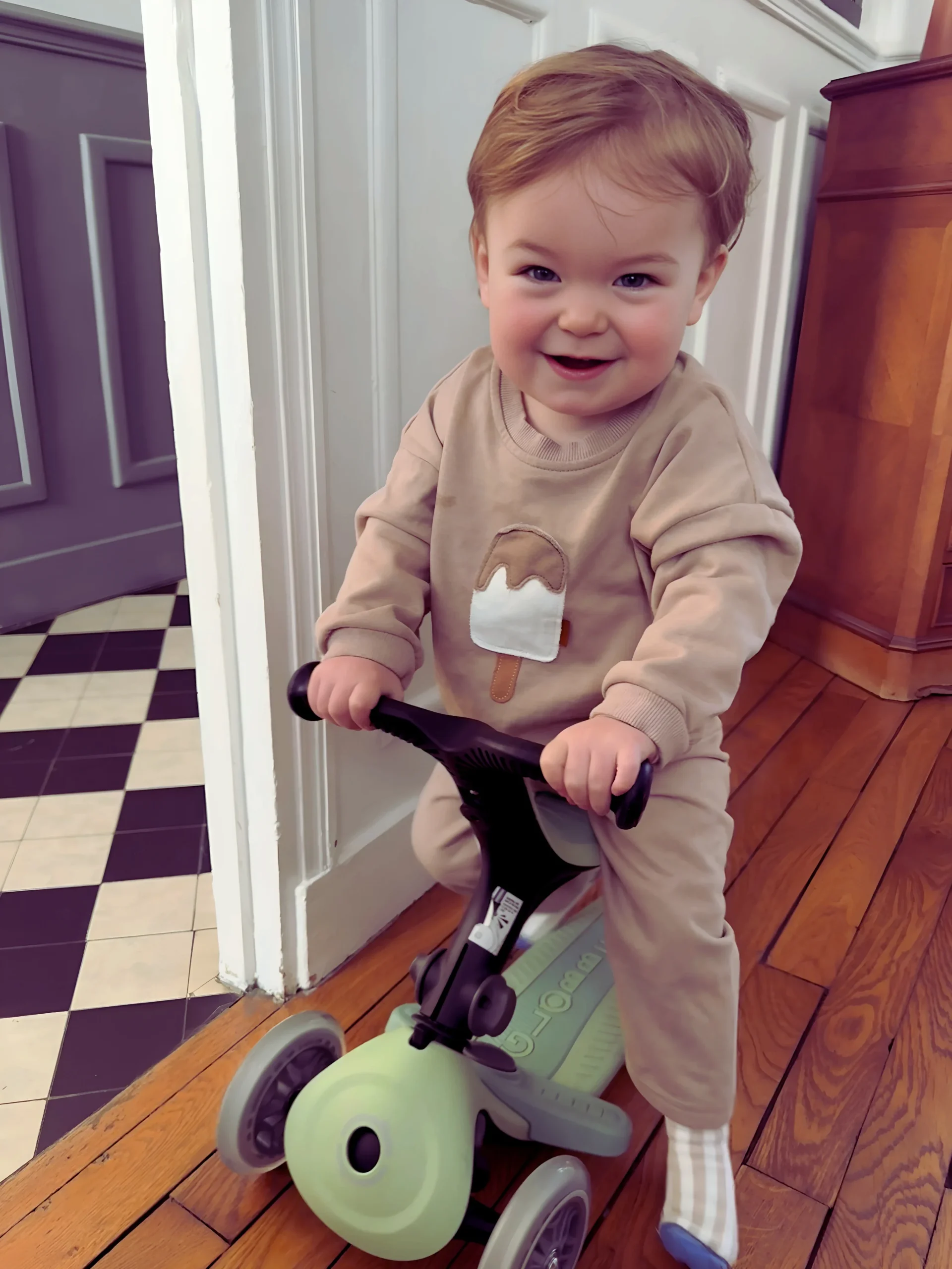 Détail Trop Chou & Confort du Quotidien | L'Ensemble Sweat & Pantalon avec Broderie Glace – Image 3