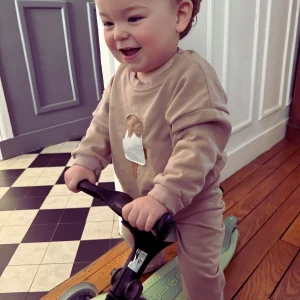 Détail Trop Chou & Confort du Quotidien | L'Ensemble Sweat & Pantalon avec Broderie Glace