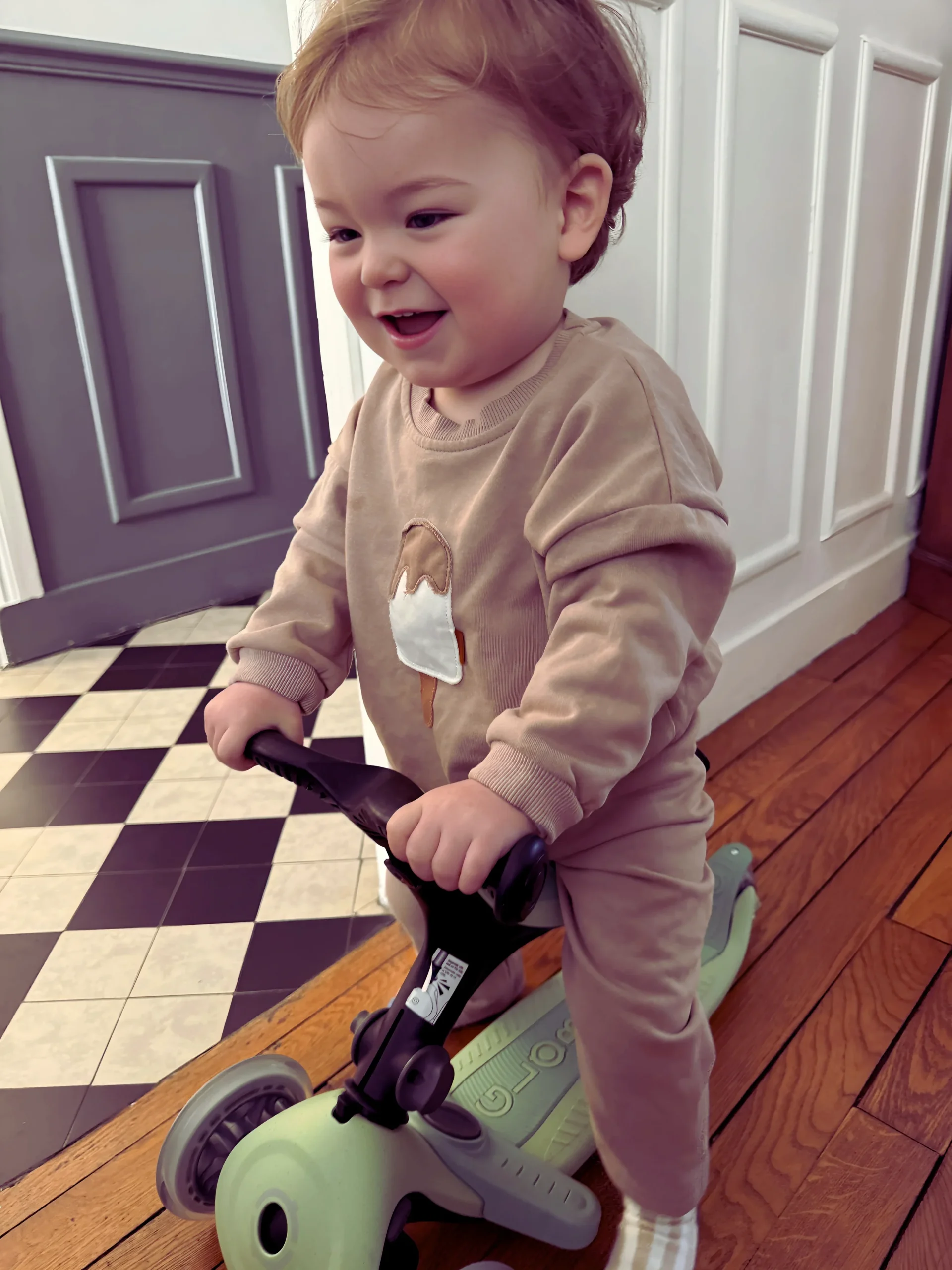 Détail Trop Chou & Confort du Quotidien | L'Ensemble Sweat & Pantalon avec Broderie Glace