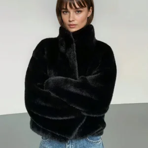 Manteau élégant en fausse fourrure noire pour femme, col montant, manches longues, coupe classique, indispensable de la garde-robe d'hiver.