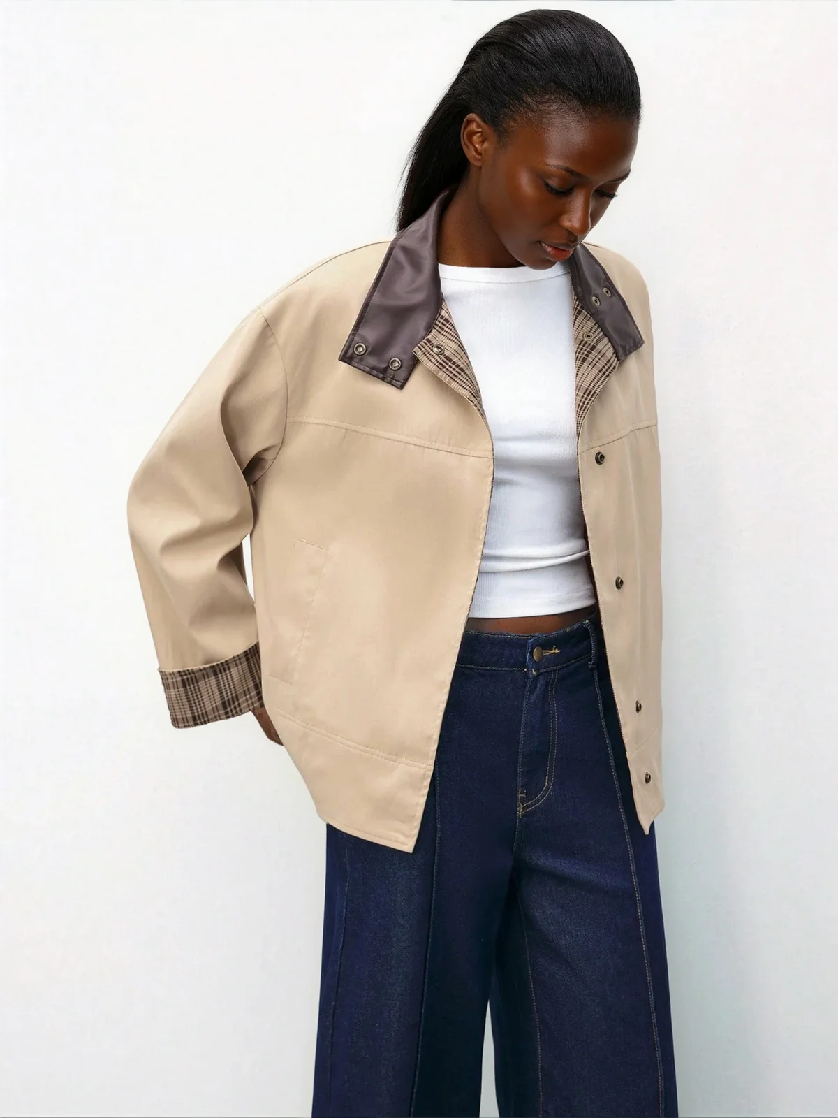 Blazer marron à carreaux, manches patchwork et col en cuir, idéal pour l'hiver et le quotidien. – Image 2