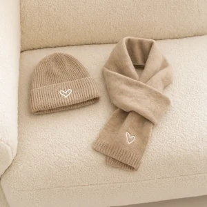 Bonnet & écharpe bébé en maille – Cœur brodé