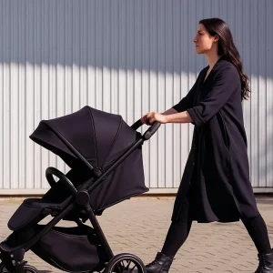 La seule poussette compacte qui protège votre bébé comme une forteresse, sans casser votre dos ni votre budget.