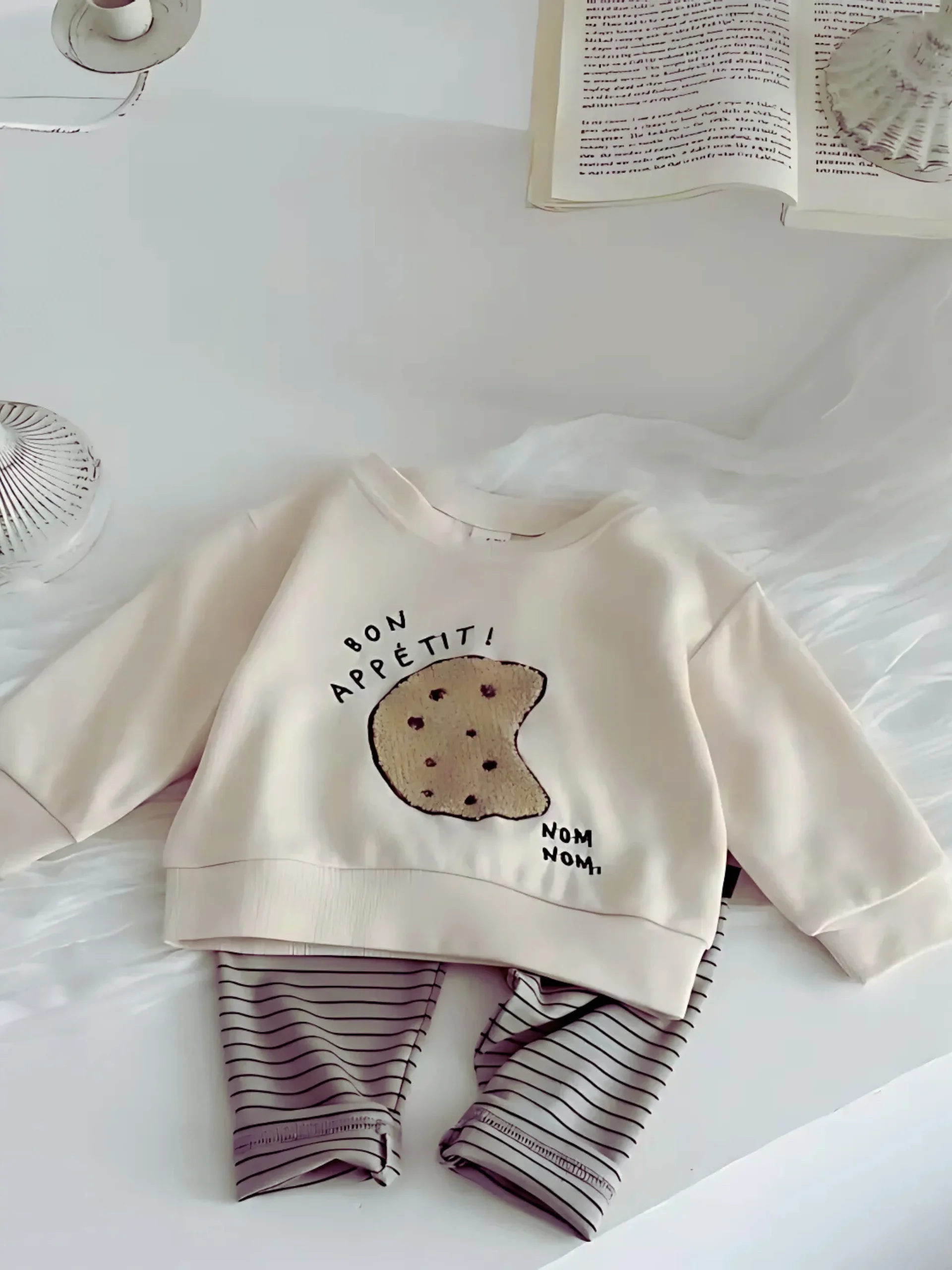 Détails Gourmands & Tenue Confort au Quotidien | L'Ensemble Sweat & Pantalon avec Broderies Cookies & Croissant